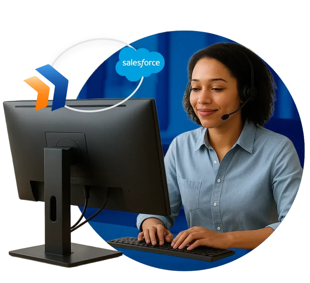 Mitarbeiterin mit Headset arbeitet am Computer, Integration zwischen Maintastic und Salesforce wird dargestellt.