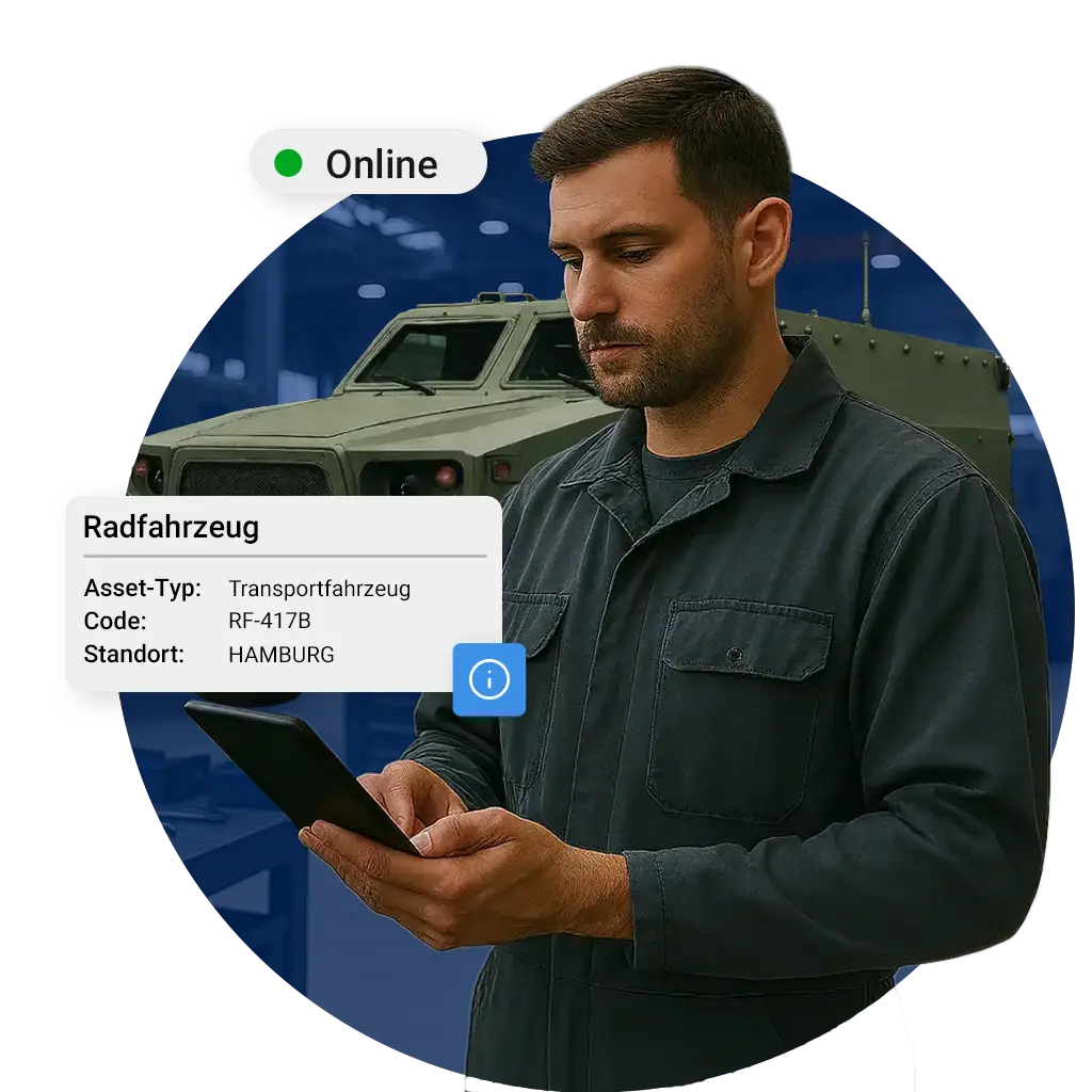 Techniker in einem MRO-Zentrum hält ein Tablet vor einem militärischen Radfahrzeug. Ein Overlay zeigt Asset-Informationen wie Typ, Code und Standort sowie einen Online-Status.