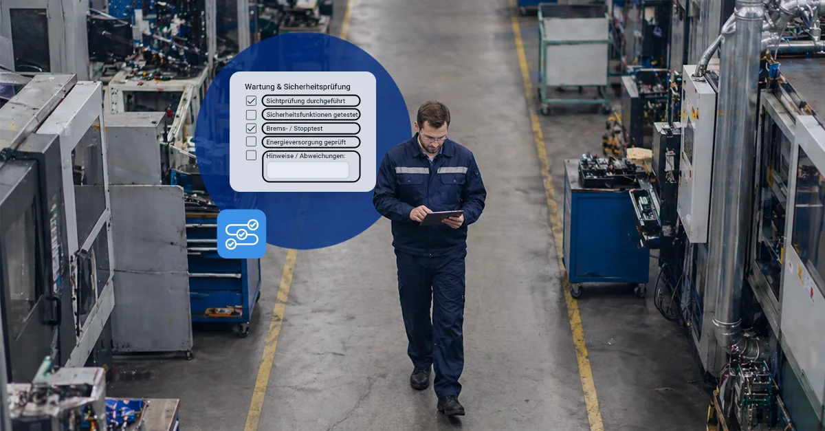 Instandhalter geht durch den Gang einer Produktionshalle und nutzt ein Tablet zur digitalen Wartungs‑ und Sicherheitsprüfung; Maschinen und Anlagen stehen links und rechts, eine eingeblendete Checkliste zeigt Prüfungsschritte.